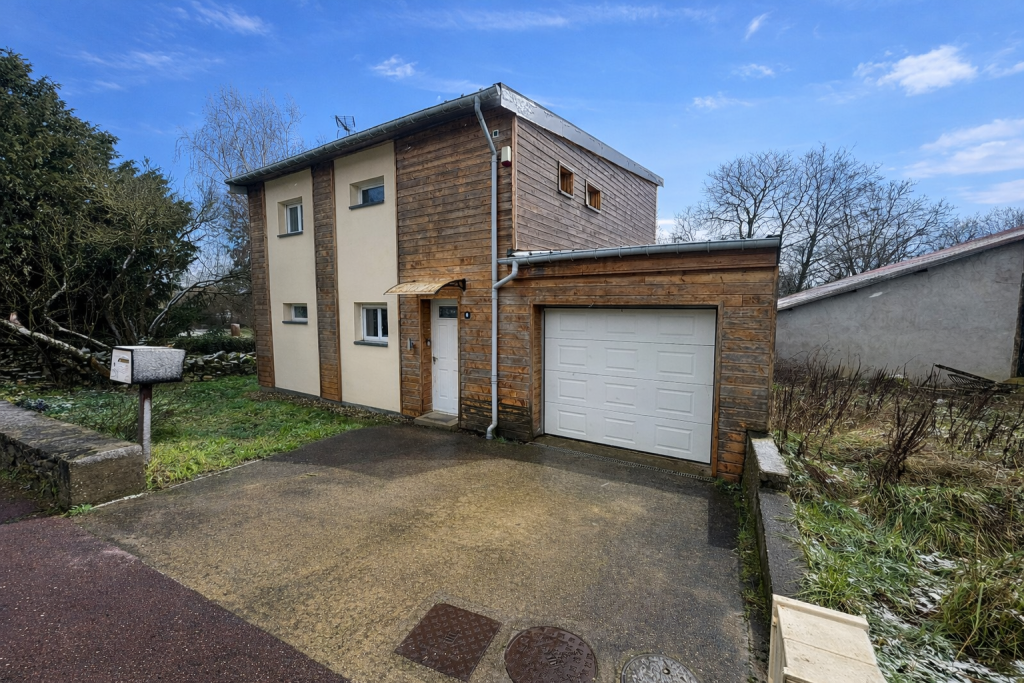 Maison moderne sous ciel bleu clair (1) - Copie - Copie