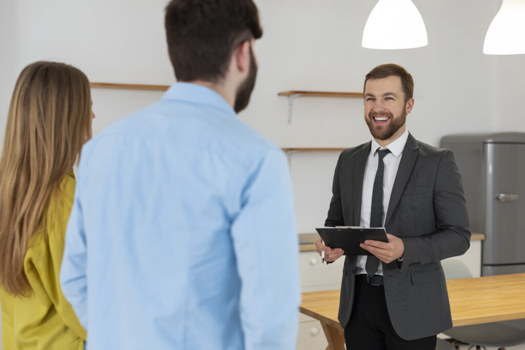 Estimation immobilière 2026 – agent immobilier réalisant une visite d'estimation dans un appartement lumineux