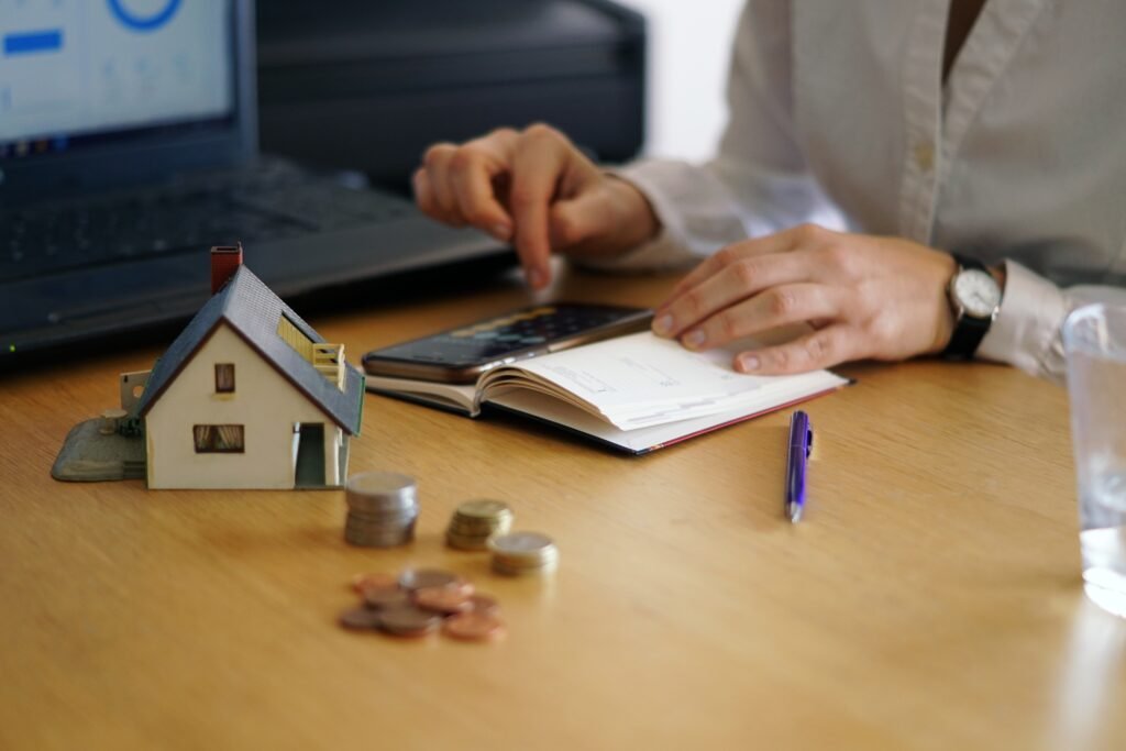 Calculatrice et documents de vente immobilière sur un bureau, symbole du calcul des frais de notaire 2026