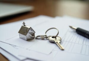Trousseau de clés posé sur des documents notariés, symbole de la vente d'un bien issu d'une succession immobilière